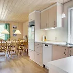 Hughlek - 900m From The Sea By Interhome